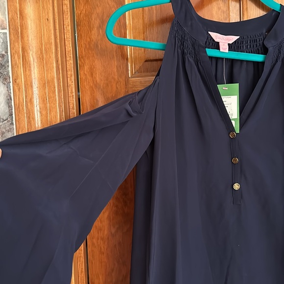 Lilly Pulitzer cold shoulder top with scarf. Brand new. Never worn 🩷 - Picture 2 of 6